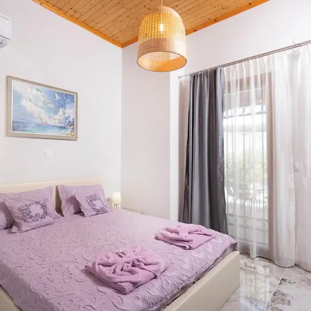 מלון דירות Helga Exotic 4*